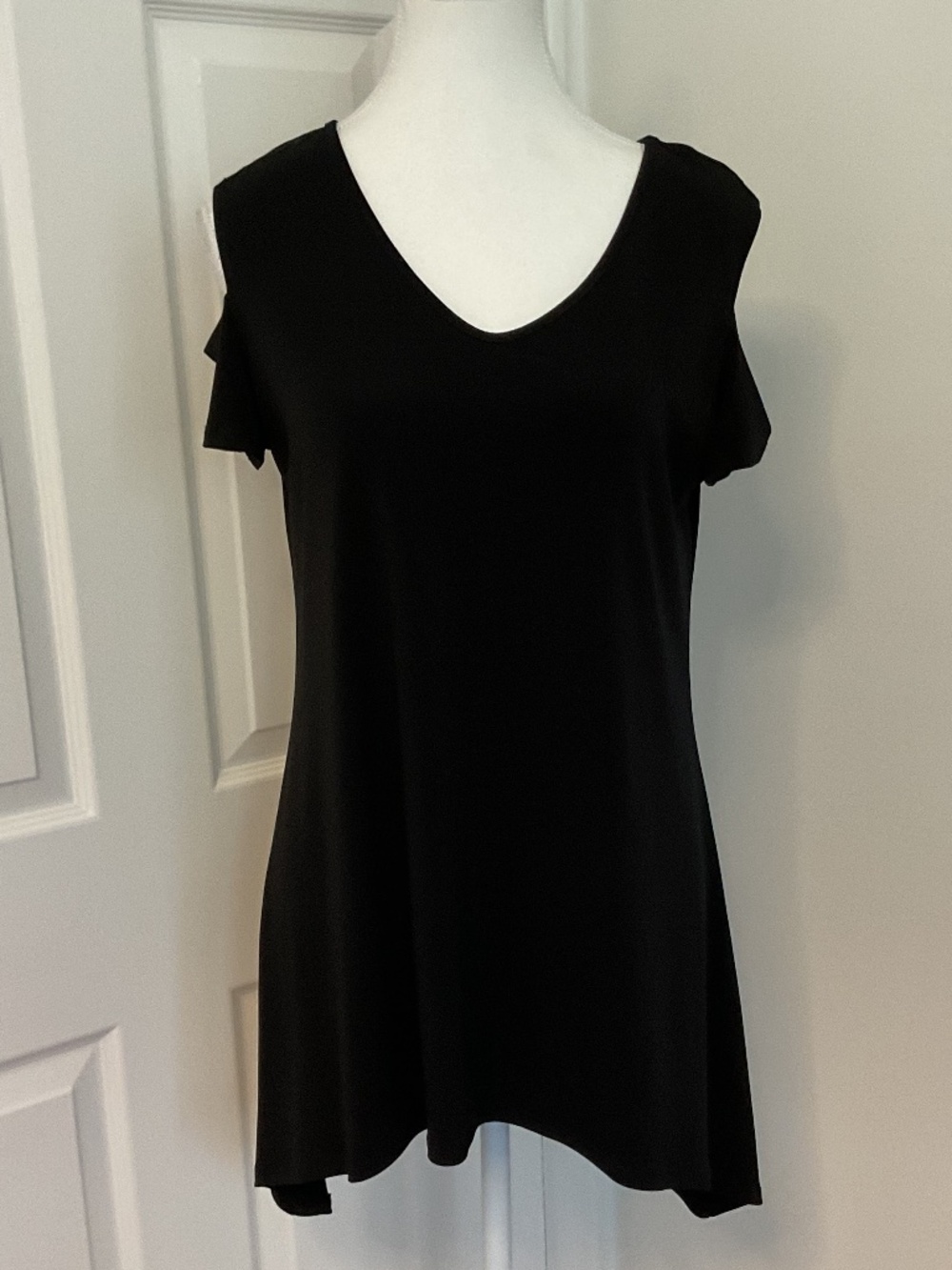 ✨ Clara Sun Woo Black Cold Shoulder Tunic Top - size M